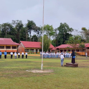 SMAN 1 Marikit Melaksanakan Upacara Bendera dalam Rangka Memperingati Hari Kemerdekaan RI Ke-77